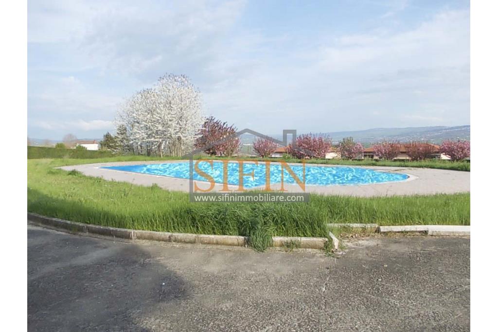 Villa con Piscina - Melito Irpino, nella immediata periferia, proponiamo in vendita villa di complessivi mq. 450,00 ca. oltre a mq. 10.500,00 di giardino