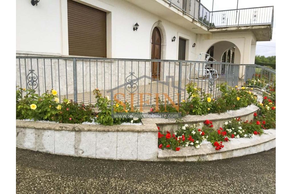 Villa con Piscina - Melito Irpino, nella immediata periferia, proponiamo in vendita villa di complessivi mq. 450,00 ca. oltre a mq. 10.500,00 di giardino
