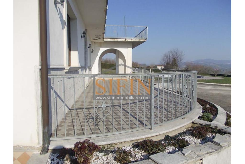 Villa con Piscina - Melito Irpino, nella immediata periferia, proponiamo in vendita villa di complessivi mq. 450,00 ca. oltre a mq. 10.500,00 di giardino