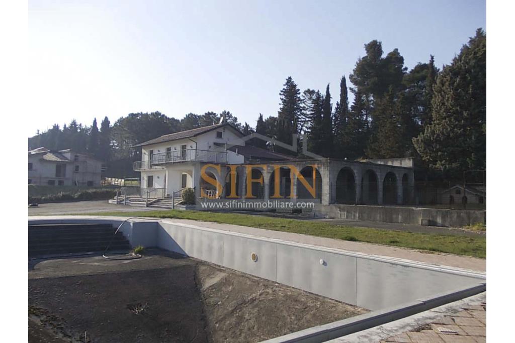 Villa con Piscina - Melito Irpino, nella immediata periferia, proponiamo in vendita villa di complessivi mq. 450,00 ca. oltre a mq. 10.500,00 di giardino