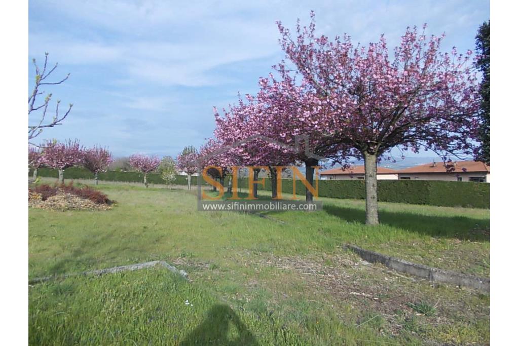Villa con Piscina - Melito Irpino, nella immediata periferia, proponiamo in vendita villa di complessivi mq. 450,00 ca. oltre a mq. 10.500,00 di giardino