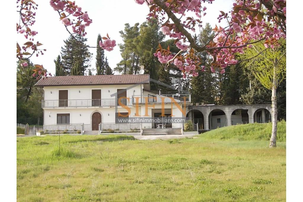 Villa con Piscina - Melito Irpino, nella immediata periferia, proponiamo in vendita villa di complessivi mq. 450,00 ca. oltre a mq. 10.500,00 di giardino