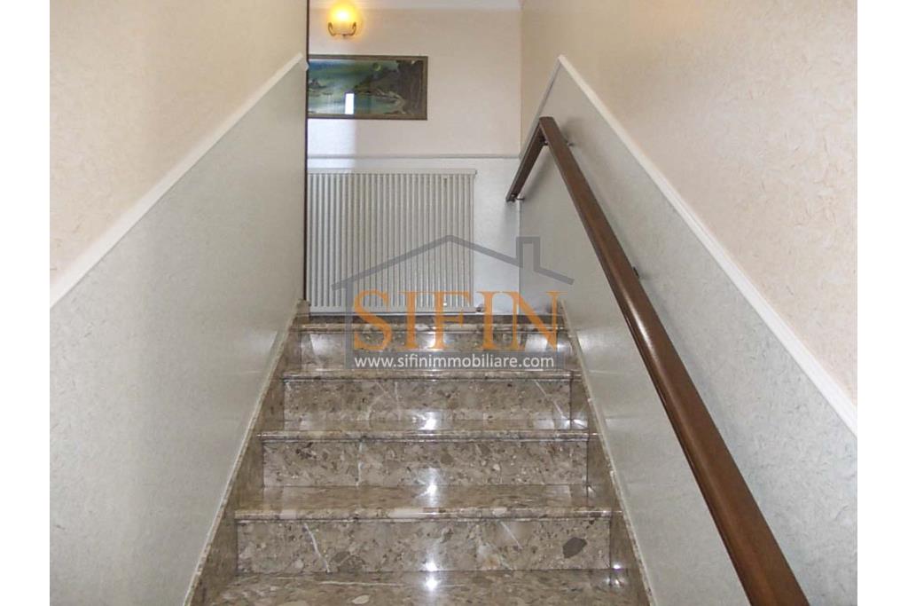 Villa con Piscina - Melito Irpino, nella immediata periferia, proponiamo in vendita villa di complessivi mq. 450,00 ca. oltre a mq. 10.500,00 di giardino