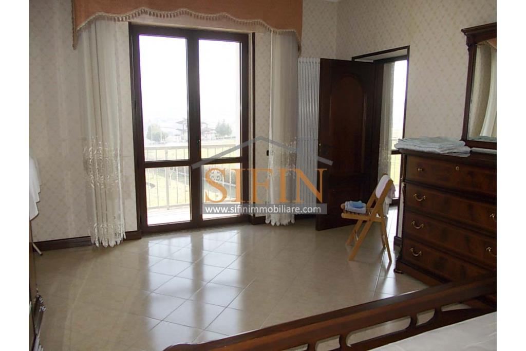 Villa con Piscina - Melito Irpino, nella immediata periferia, proponiamo in vendita villa di complessivi mq. 450,00 ca. oltre a mq. 10.500,00 di giardino