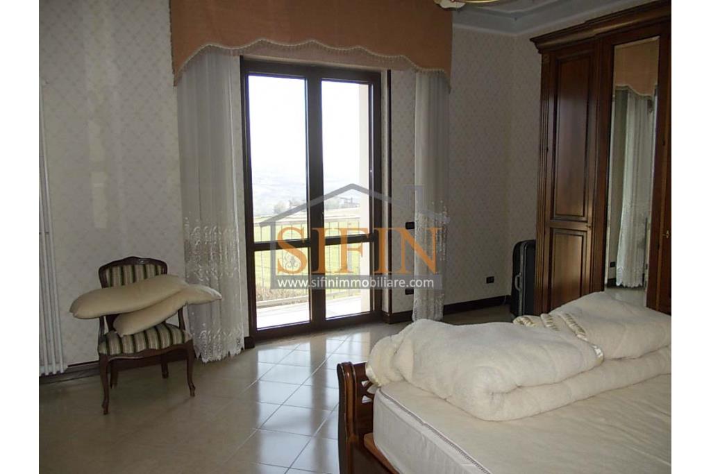 Villa con Piscina - Melito Irpino, nella immediata periferia, proponiamo in vendita villa di complessivi mq. 450,00 ca. oltre a mq. 10.500,00 di giardino