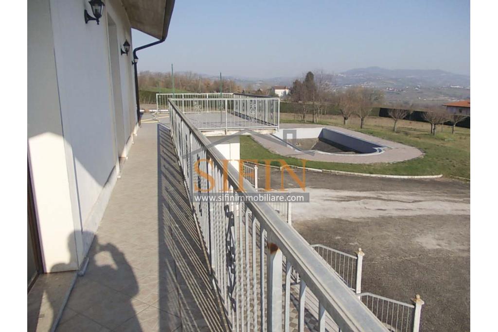 Villa con Piscina - Melito Irpino, nella immediata periferia, proponiamo in vendita villa di complessivi mq. 450,00 ca. oltre a mq. 10.500,00 di giardino