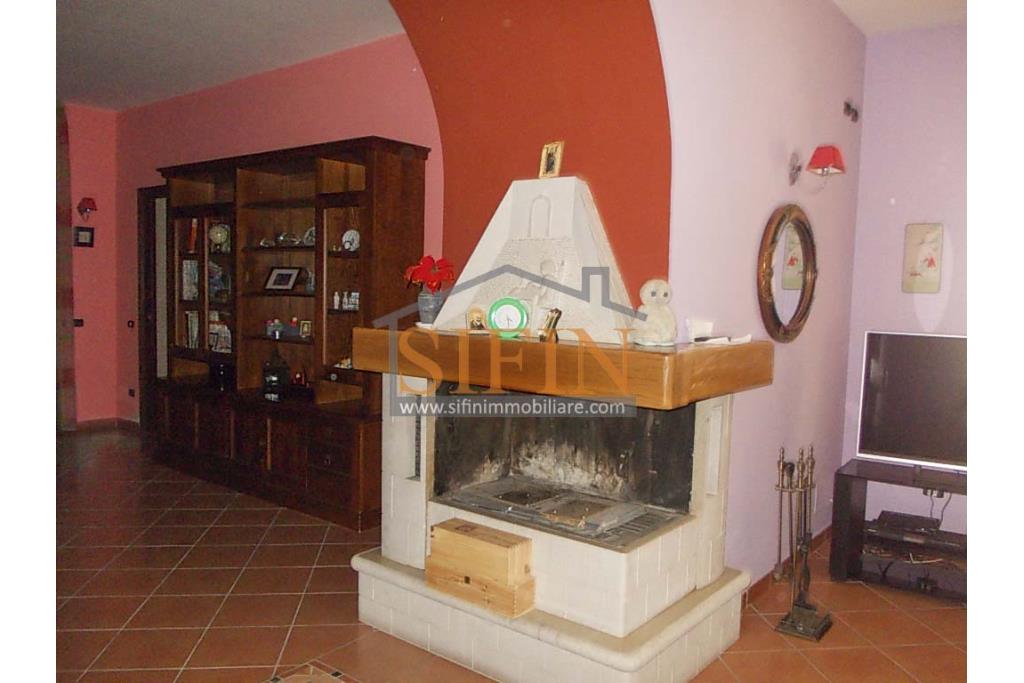 Villa con Piscina - Melito Irpino, nella immediata periferia, proponiamo in vendita villa di complessivi mq. 450,00 ca. oltre a mq. 10.500,00 di giardino
