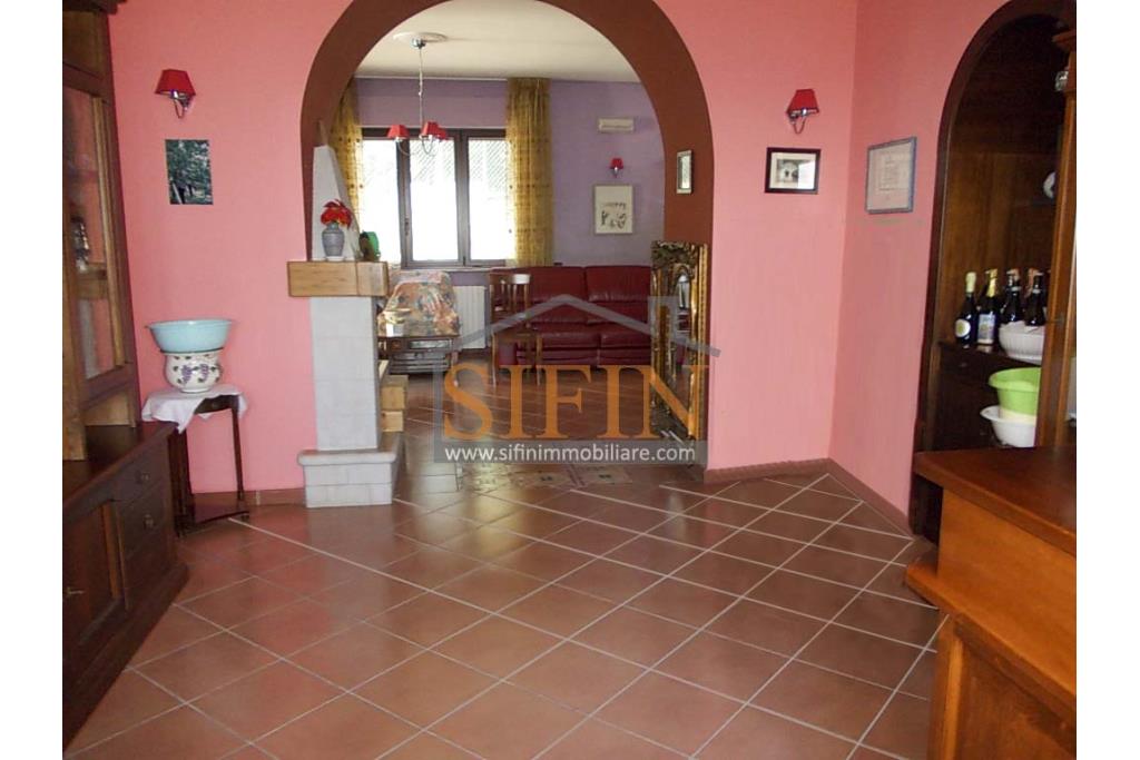 Villa con Piscina - Melito Irpino, nella immediata periferia, proponiamo in vendita villa di complessivi mq. 450,00 ca. oltre a mq. 10.500,00 di giardino