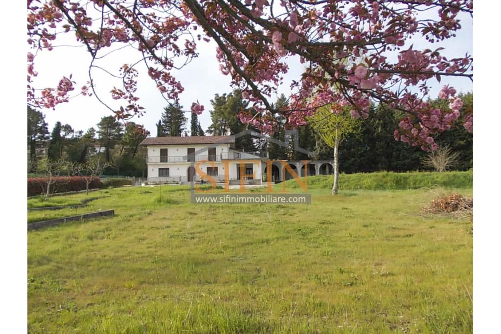 Villa con Piscina - Melito Irpino, nella immediata periferia, proponiamo in vendita villa di complessivi mq. 450,00 ca. oltre a mq. 10.500,00 di giardino