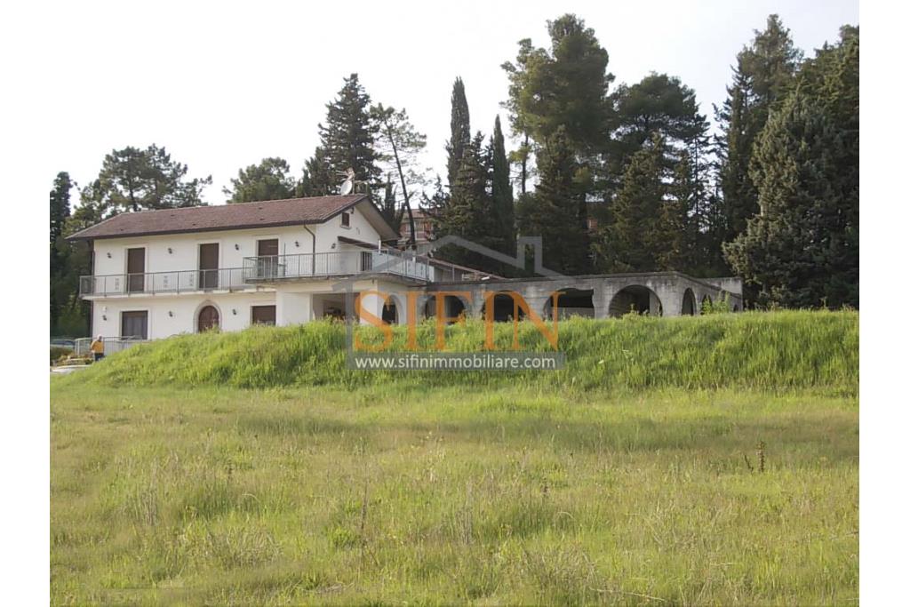 Villa con Piscina - Melito Irpino, nella immediata periferia, proponiamo in vendita villa di complessivi mq. 450,00 ca. oltre a mq. 10.500,00 di giardino
