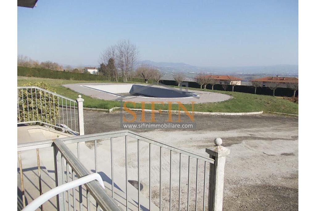 Villa con Piscina - Melito Irpino, nella immediata periferia, proponiamo in vendita villa di complessivi mq. 450,00 ca. oltre a mq. 10.500,00 di giardino