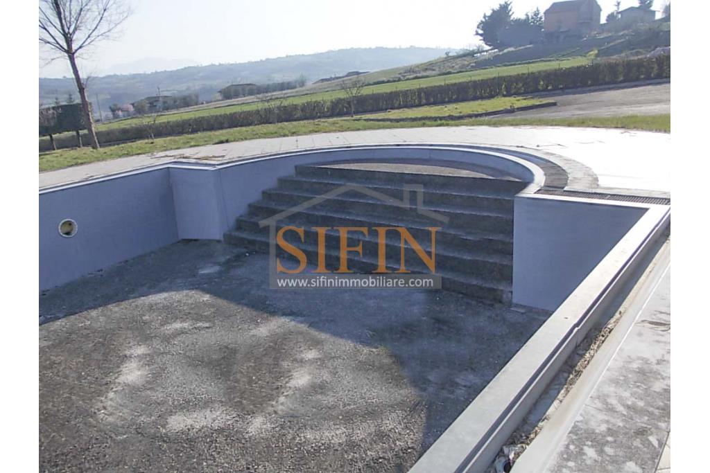 Villa con Piscina - Melito Irpino, nella immediata periferia, proponiamo in vendita villa di complessivi mq. 450,00 ca. oltre a mq. 10.500,00 di giardino