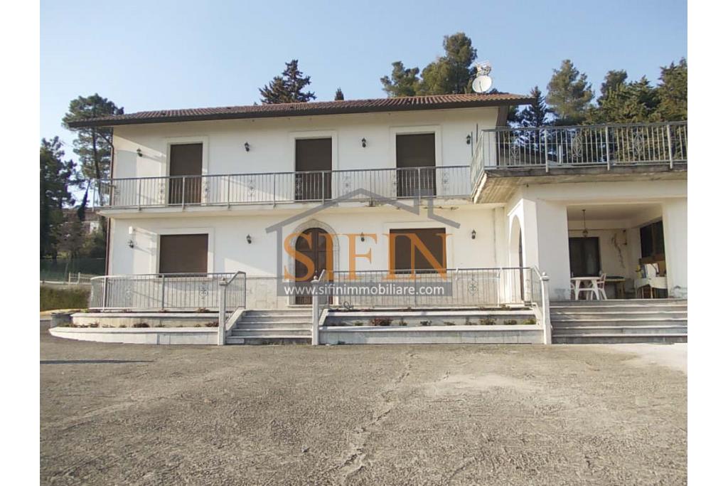 Villa con Piscina - Melito Irpino, nella immediata periferia, proponiamo in vendita villa di complessivi mq. 450,00 ca. oltre a mq. 10.500,00 di giardino