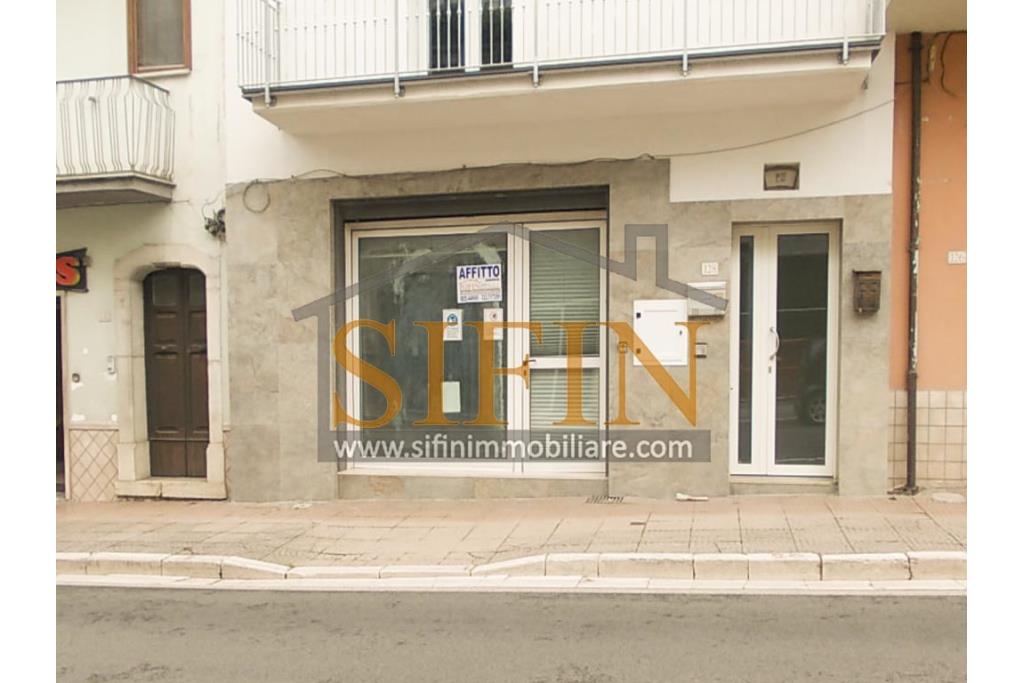 Locale con deposito  - Grottaminarda, in zona centrale , corso Vittorio Veneto, n. 130, proponiamo in locazione locazle commerciale di mq. 110,00 ca. oltre a mq. 110,00 di deposito