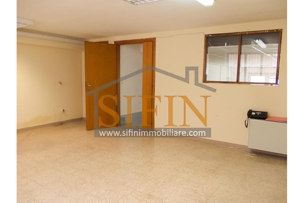 Locale con deposito  - Grottaminarda, in zona centrale , corso Vittorio Veneto, n. 130, proponiamo in locazione locazle commerciale di mq. 110,00 ca. oltre a mq. 110,00 di deposito