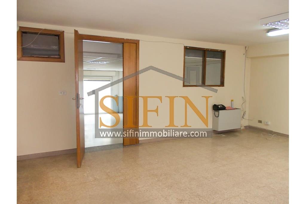 Locale con deposito  - Grottaminarda, in zona centrale , corso Vittorio Veneto, n. 130, proponiamo in locazione locazle commerciale di mq. 110,00 ca. oltre a mq. 110,00 di deposito