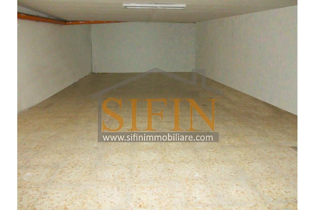 Locale con deposito  - Grottaminarda, in zona centrale , corso Vittorio Veneto, n. 130, proponiamo in locazione locazle commerciale di mq. 110,00 ca. oltre a mq. 110,00 di deposito