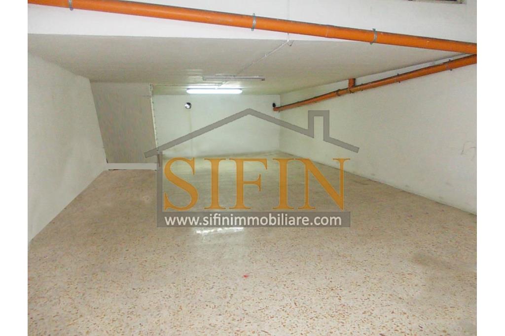 Locale con deposito  - Grottaminarda, in zona centrale , corso Vittorio Veneto, n. 130, proponiamo in locazione locazle commerciale di mq. 110,00 ca. oltre a mq. 110,00 di deposito