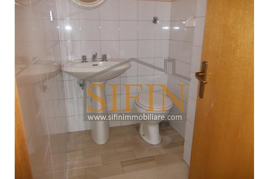 Locale con deposito  - Grottaminarda, in zona centrale , corso Vittorio Veneto, n. 130, proponiamo in locazione locazle commerciale di mq. 110,00 ca. oltre a mq. 110,00 di deposito