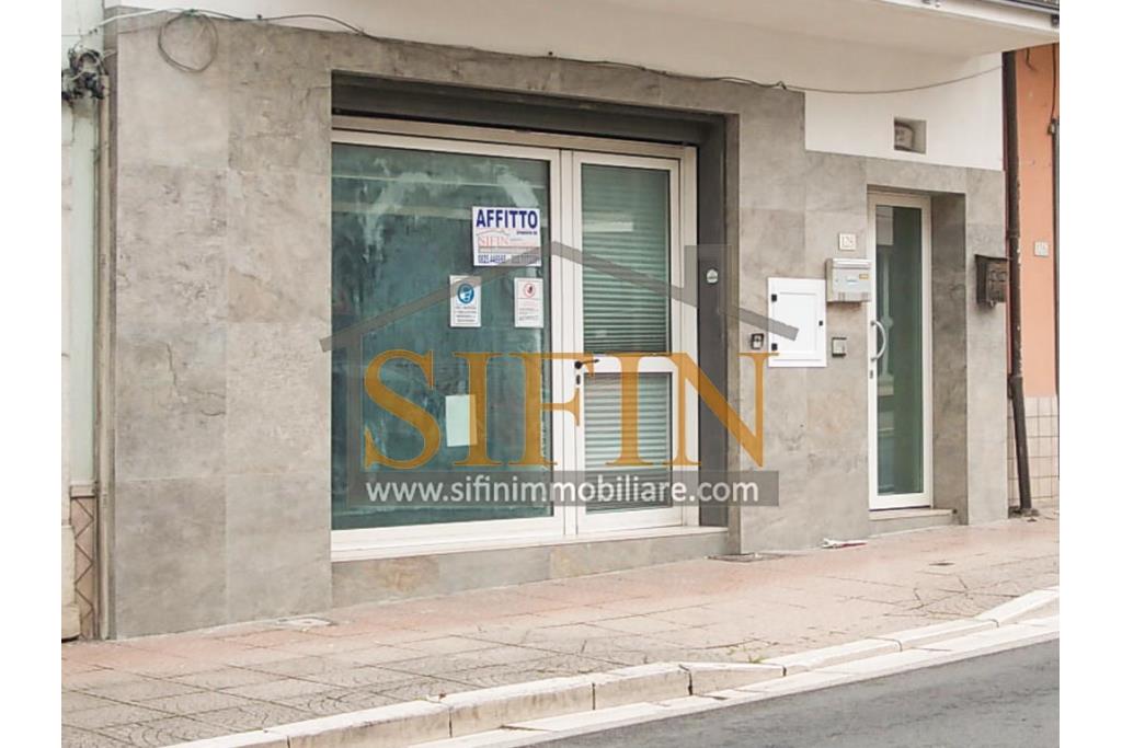 Locale con deposito  - Grottaminarda, in zona centrale , corso Vittorio Veneto, n. 130, proponiamo in locazione locazle commerciale di mq. 110,00 ca. oltre a mq. 110,00 di deposito