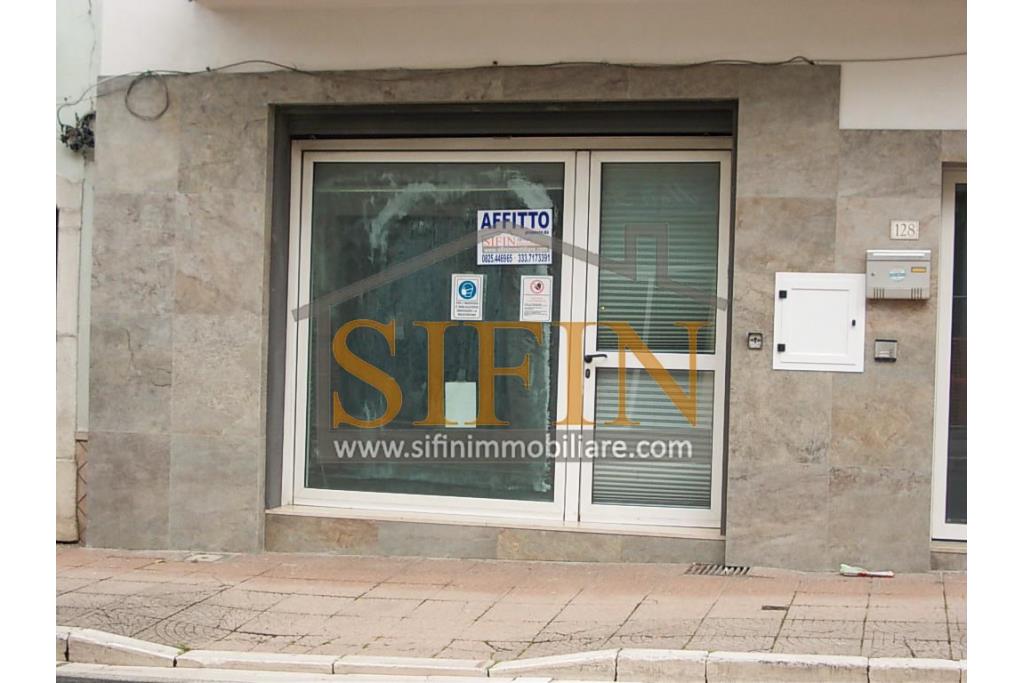 Locale con deposito  - Grottaminarda, in zona centrale , corso Vittorio Veneto, n. 130, proponiamo in locazione locazle commerciale di mq. 110,00 ca. oltre a mq. 110,00 di deposito