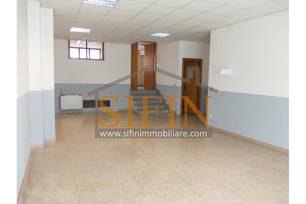 Locale con deposito  - Grottaminarda, in zona centrale , corso Vittorio Veneto, n. 130, proponiamo in locazione locazle commerciale di mq. 110,00 ca. oltre a mq. 110,00 di deposito
