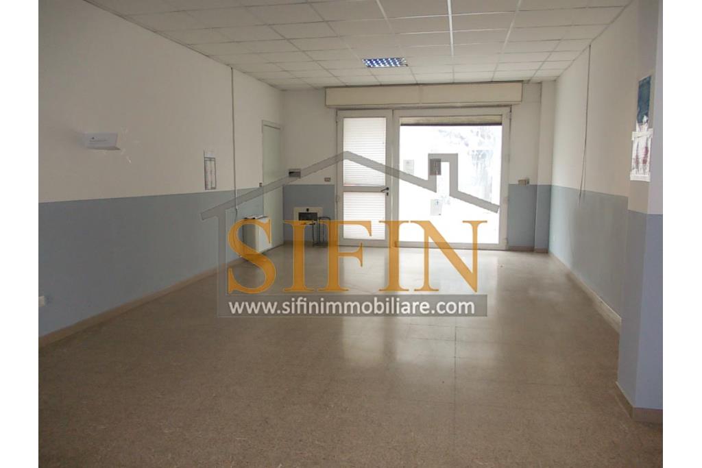 Locale con deposito  - Grottaminarda, in zona centrale , corso Vittorio Veneto, n. 130, proponiamo in locazione locazle commerciale di mq. 110,00 ca. oltre a mq. 110,00 di deposito