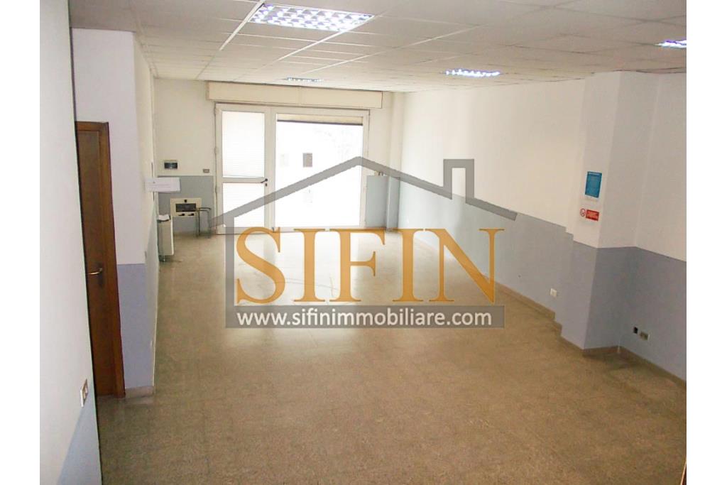 Locale con deposito  - Grottaminarda, in zona centrale , corso Vittorio Veneto, n. 130, proponiamo in locazione locazle commerciale di mq. 110,00 ca. oltre a mq. 110,00 di deposito