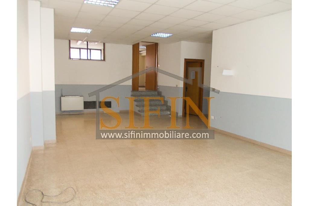 Locale con deposito  - Grottaminarda, in zona centrale , corso Vittorio Veneto, n. 130, proponiamo in locazione locazle commerciale di mq. 110,00 ca. oltre a mq. 110,00 di deposito