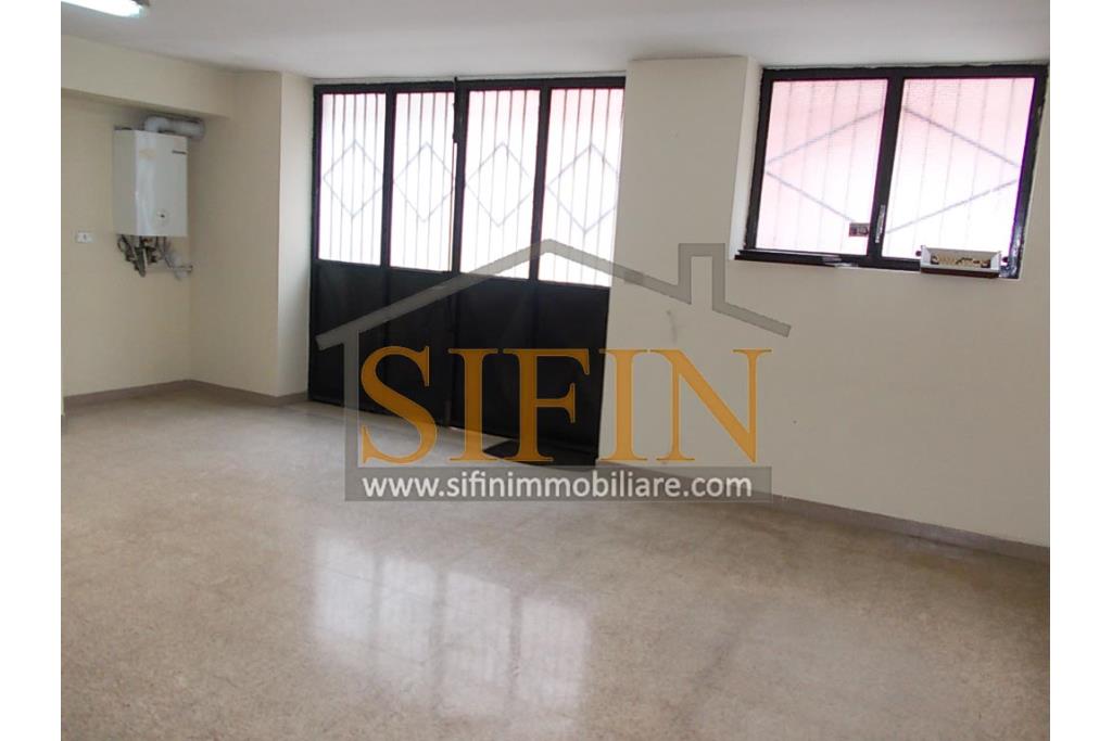 Locale con deposito  - Grottaminarda, in zona centrale , corso Vittorio Veneto, n. 130, proponiamo in locazione locazle commerciale di mq. 110,00 ca. oltre a mq. 110,00 di deposito