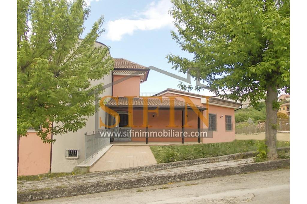 Villa con iardino - Frigento (AV) via San Rocco, a soli 500 metri dal cuore del centro cittadino, proponiamo in vendita Villa di complessivi mq. 430,00 oltre a mq. 800,00 di giardino di cui circa la met pavimentata