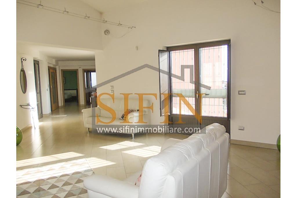 Villa con iardino - Frigento (AV) via San Rocco, a soli 500 metri dal cuore del centro cittadino, proponiamo in vendita Villa di complessivi mq. 430,00 oltre a mq. 800,00 di giardino di cui circa la met pavimentata