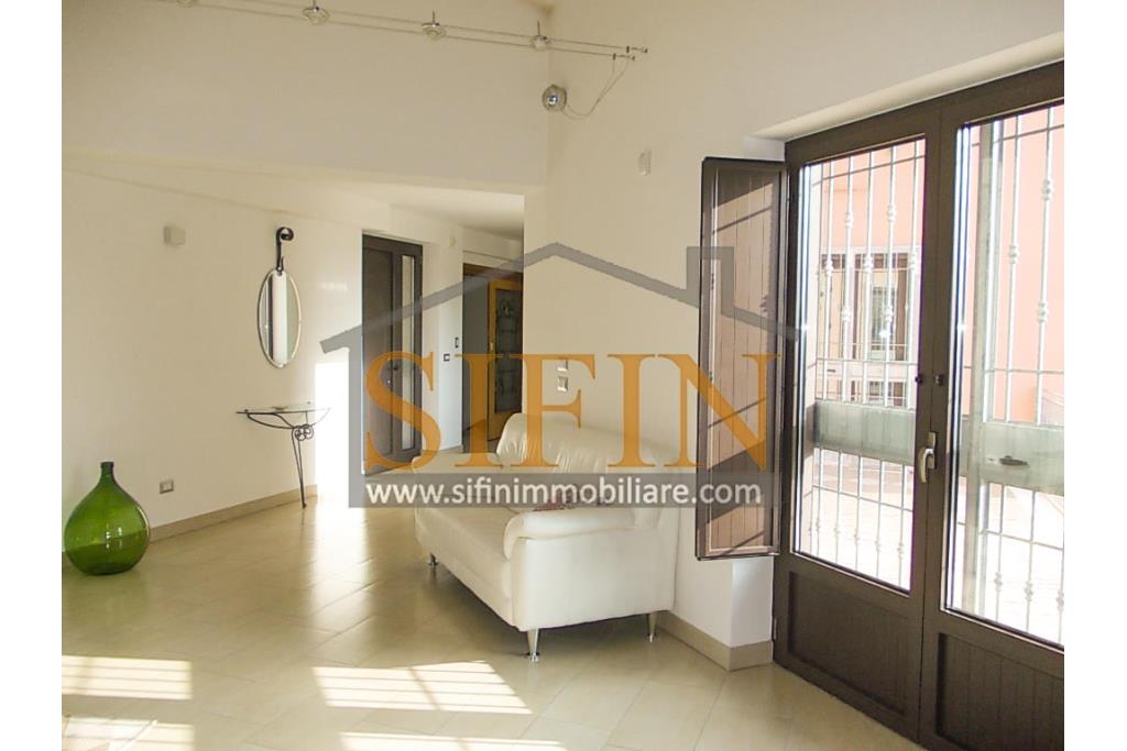 Villa con iardino - Frigento (AV) via San Rocco, a soli 500 metri dal cuore del centro cittadino, proponiamo in vendita Villa di complessivi mq. 430,00 oltre a mq. 800,00 di giardino di cui circa la met pavimentata