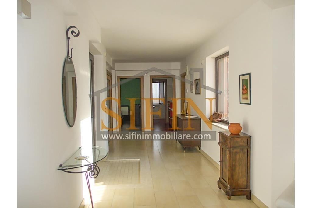 Villa con iardino - Frigento (AV) via San Rocco, a soli 500 metri dal cuore del centro cittadino, proponiamo in vendita Villa di complessivi mq. 430,00 oltre a mq. 800,00 di giardino di cui circa la met pavimentata