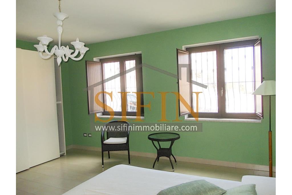 Villa con iardino - Frigento (AV) via San Rocco, a soli 500 metri dal cuore del centro cittadino, proponiamo in vendita Villa di complessivi mq. 430,00 oltre a mq. 800,00 di giardino di cui circa la met pavimentata