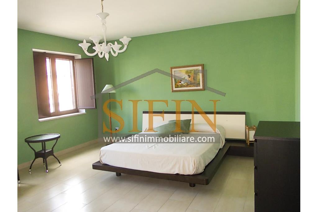 Villa con iardino - Frigento (AV) via San Rocco, a soli 500 metri dal cuore del centro cittadino, proponiamo in vendita Villa di complessivi mq. 430,00 oltre a mq. 800,00 di giardino di cui circa la met pavimentata