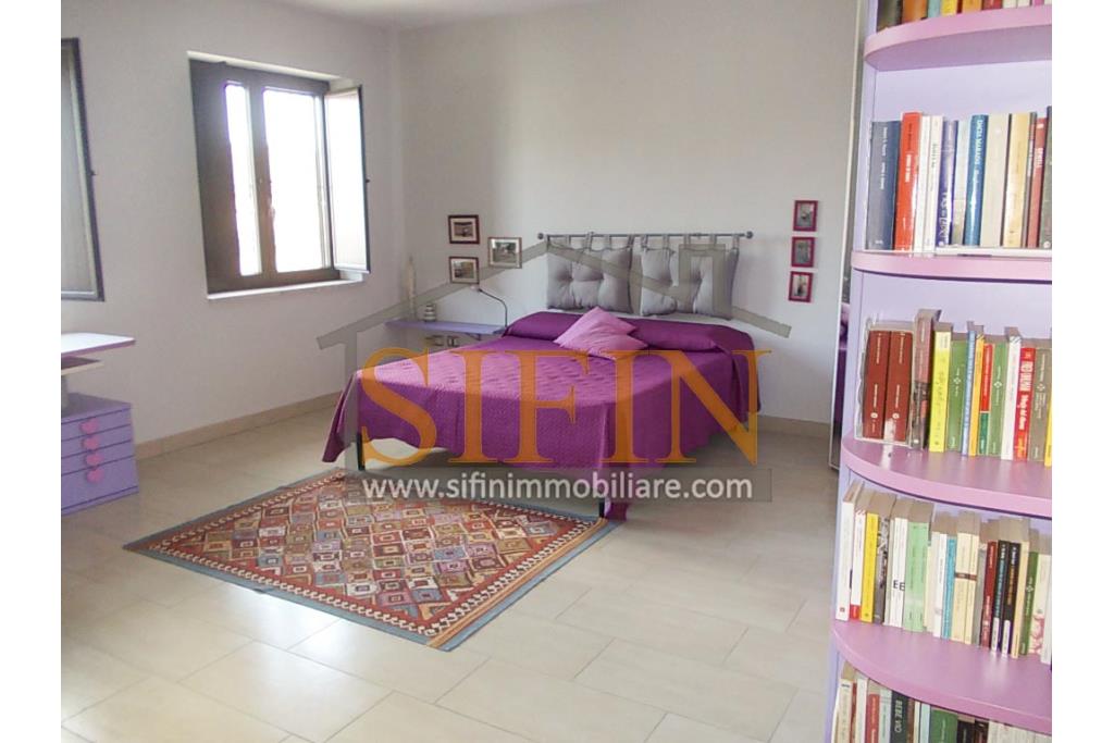 Villa con iardino - Frigento (AV) via San Rocco, a soli 500 metri dal cuore del centro cittadino, proponiamo in vendita Villa di complessivi mq. 430,00 oltre a mq. 800,00 di giardino di cui circa la met pavimentata