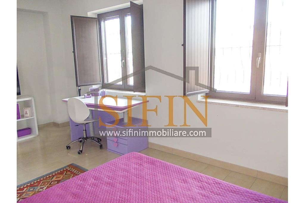 Villa con iardino - Frigento (AV) via San Rocco, a soli 500 metri dal cuore del centro cittadino, proponiamo in vendita Villa di complessivi mq. 430,00 oltre a mq. 800,00 di giardino di cui circa la met pavimentata