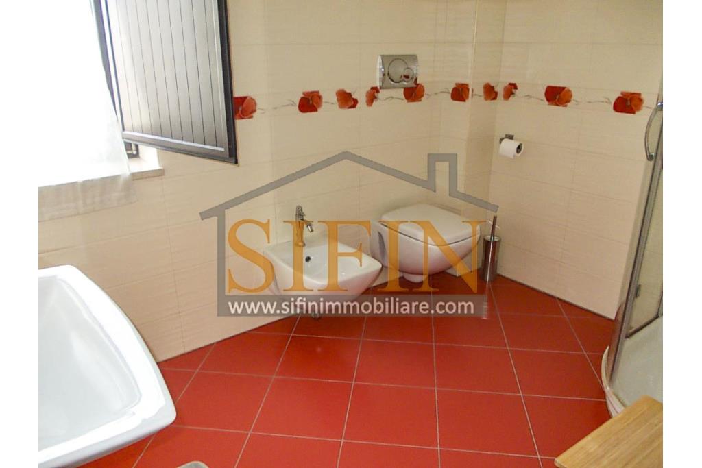 Villa con iardino - Frigento (AV) via San Rocco, a soli 500 metri dal cuore del centro cittadino, proponiamo in vendita Villa di complessivi mq. 430,00 oltre a mq. 800,00 di giardino di cui circa la met pavimentata