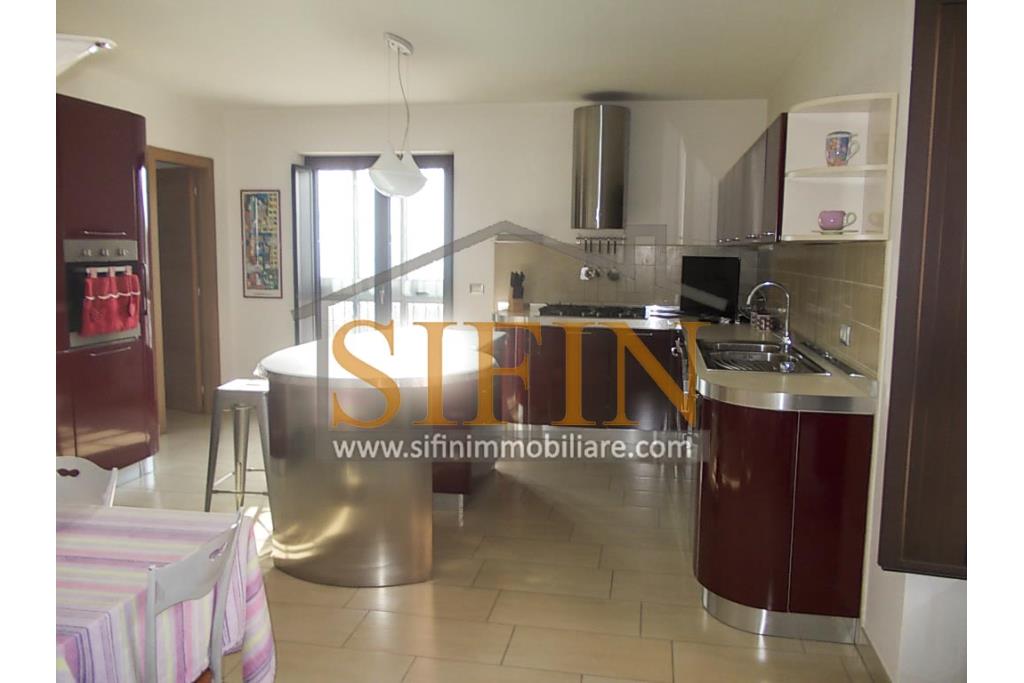 Villa con iardino - Frigento (AV) via San Rocco, a soli 500 metri dal cuore del centro cittadino, proponiamo in vendita Villa di complessivi mq. 430,00 oltre a mq. 800,00 di giardino di cui circa la met pavimentata