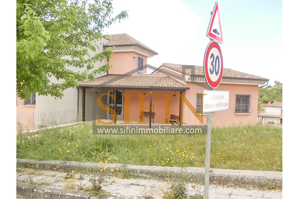 Villa con iardino - Frigento (AV) via San Rocco, a soli 500 metri dal cuore del centro cittadino, proponiamo in vendita Villa di complessivi mq. 430,00 oltre a mq. 800,00 di giardino di cui circa la met pavimentata