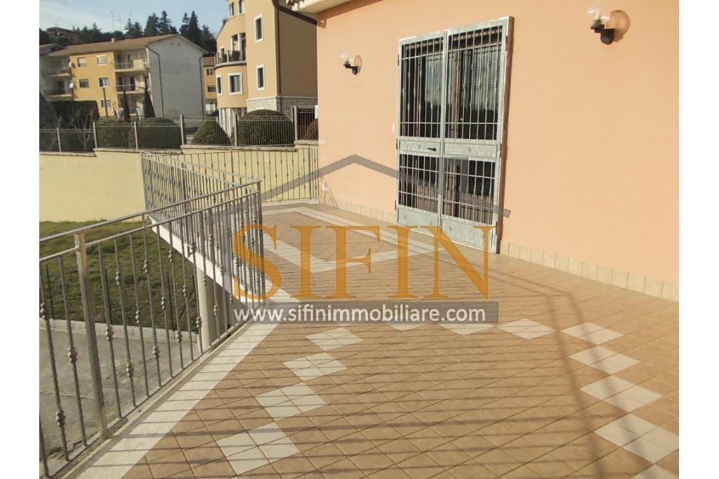 Villa con iardino - Frigento (AV) via San Rocco, a soli 500 metri dal cuore del centro cittadino, proponiamo in vendita Villa di complessivi mq. 430,00 oltre a mq. 800,00 di giardino di cui circa la met pavimentata
