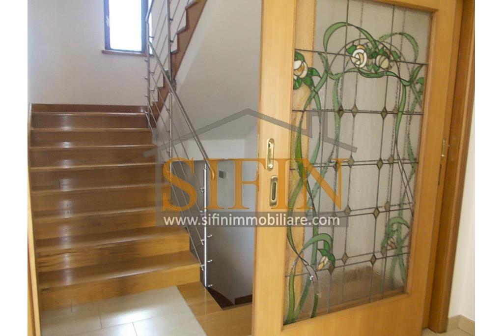 Villa con iardino - Frigento (AV) via San Rocco, a soli 500 metri dal cuore del centro cittadino, proponiamo in vendita Villa di complessivi mq. 430,00 oltre a mq. 800,00 di giardino di cui circa la met pavimentata