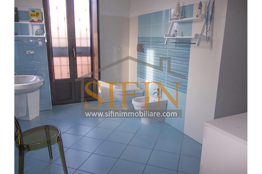 Villa con iardino - Frigento (AV) via San Rocco, a soli 500 metri dal cuore del centro cittadino, proponiamo in vendita Villa di complessivi mq. 430,00 oltre a mq. 800,00 di giardino di cui circa la met pavimentata