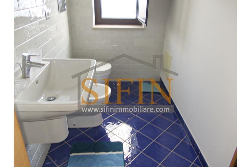 Villa con iardino - Frigento (AV) via San Rocco, a soli 500 metri dal cuore del centro cittadino, proponiamo in vendita Villa di complessivi mq. 430,00 oltre a mq. 800,00 di giardino di cui circa la met pavimentata