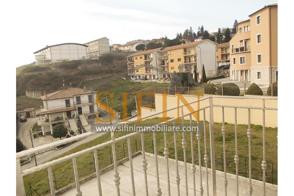Villa con iardino - Frigento (AV) via San Rocco, a soli 500 metri dal cuore del centro cittadino, proponiamo in vendita Villa di complessivi mq. 430,00 oltre a mq. 800,00 di giardino di cui circa la met pavimentata