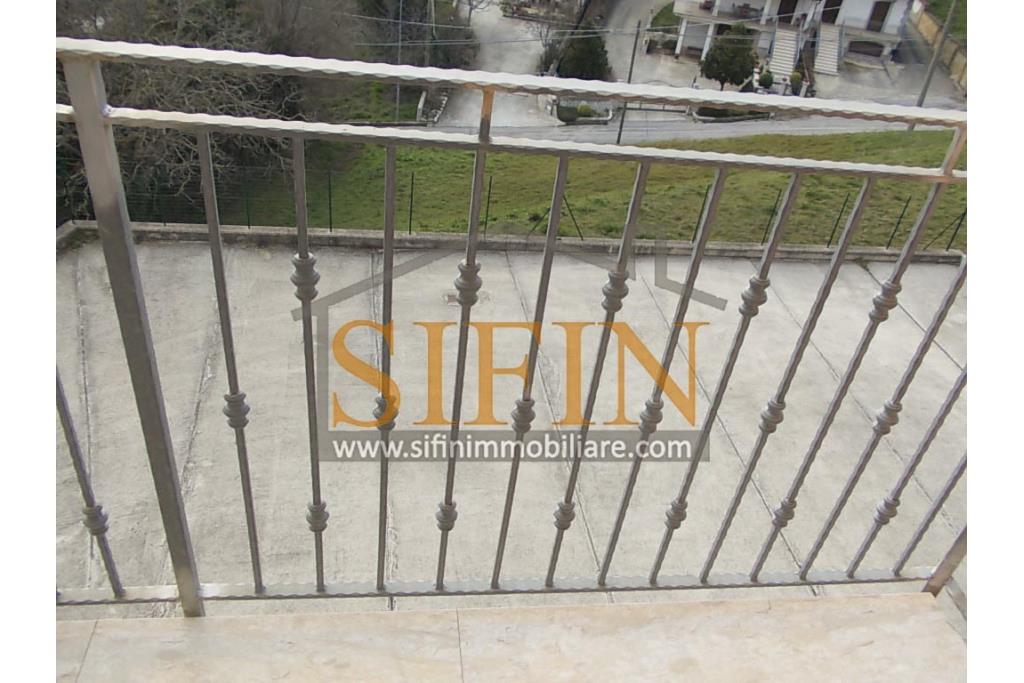 Villa con iardino - Frigento (AV) via San Rocco, a soli 500 metri dal cuore del centro cittadino, proponiamo in vendita Villa di complessivi mq. 430,00 oltre a mq. 800,00 di giardino di cui circa la met pavimentata