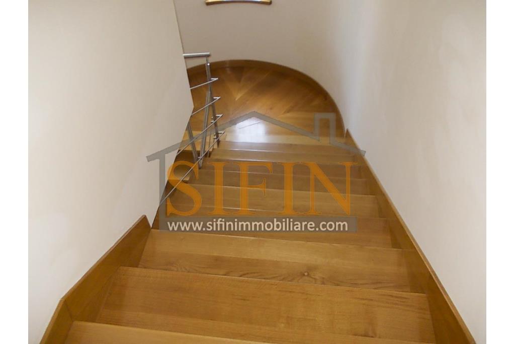 Villa con iardino - Frigento (AV) via San Rocco, a soli 500 metri dal cuore del centro cittadino, proponiamo in vendita Villa di complessivi mq. 430,00 oltre a mq. 800,00 di giardino di cui circa la met pavimentata