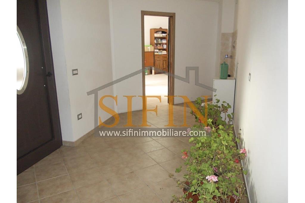 Villa con iardino - Frigento (AV) via San Rocco, a soli 500 metri dal cuore del centro cittadino, proponiamo in vendita Villa di complessivi mq. 430,00 oltre a mq. 800,00 di giardino di cui circa la met pavimentata