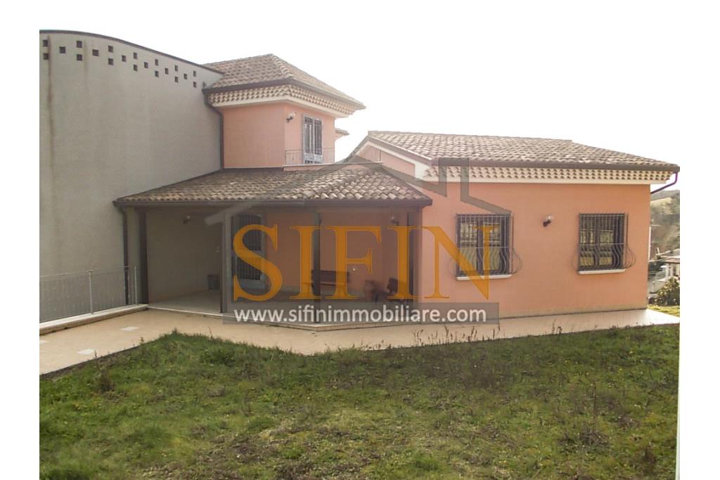 Villa con iardino - Frigento (AV) via San Rocco, a soli 500 metri dal cuore del centro cittadino, proponiamo in vendita Villa di complessivi mq. 430,00 oltre a mq. 800,00 di giardino di cui circa la met pavimentata